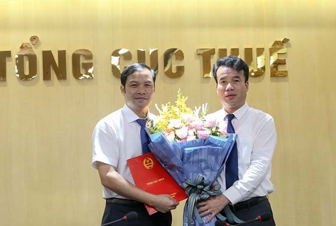 Phó Tổng cục trưởng Tổng cục Thuế Nguyễn Thế Mạnh trao quyết định và chúc mừng ông Nguyễn Đức Dương. Ảnh: VNN
