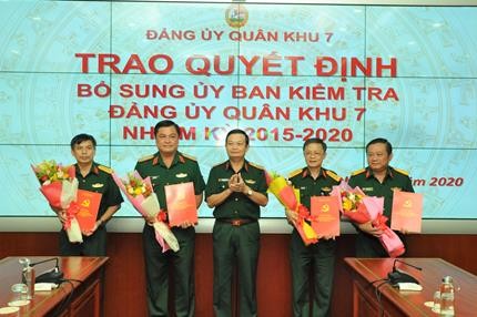 Trung tướng Trần Hoài Trung, Bí thư Đảng ủy, Chính ủy Quân khu 7 trao các quyết định và chúc mừng các tân Ủy viên Ủy ban Kiểm tra Đảng ủy Quân khu 7. Ảnh: VGP