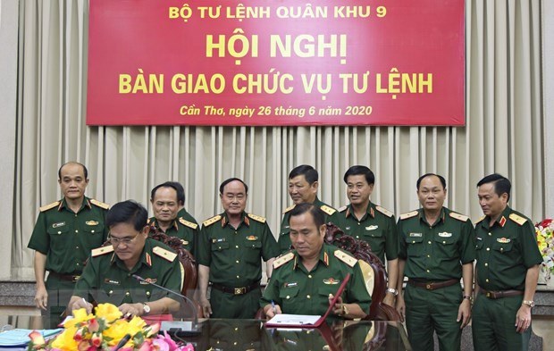 Ký biên bản bàn giao chức vụ Tư lệnh Quân khu 9 giữa Trung tướng Nguyễn Hoàng Thủy (bên phải) và Thiếu tướng Nguyễn Xuân Dắt. Ảnh: TTXVN