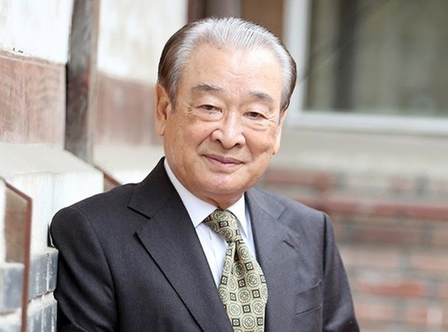“Ông nội quốc dân” Lee Soon Jae đang vướng bê bối bóc lột quản lý cũ.
