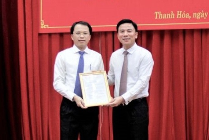 Ông Đỗ Trọng Hưng, Phó bí thư Thường trực Tỉnh ủy Thanh Hóa (phải) trao thông báo nhận nhiệm vụ mới cho ông Nguyễn Trọng Trang. Ảnh: NLĐ