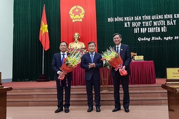 Bí thư tỉnh ủy Quảng Bình (giữa) tặng hoa chúc mừng tân Chủ tịch UBND tỉnh (bìa phải) và tân Chủ tịch HĐND tỉnh (bìa trái). Ảnh: VNN