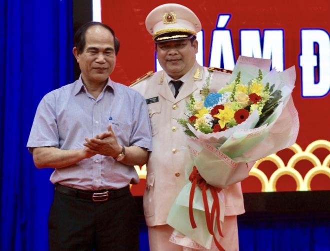 Ông Võ Ngọc Thành, Chủ tịch UBND tỉnh Gia Lai tặng hoa chúc mừng Thiếu tướng Rah Lan Lâm. Ảnh: VTC