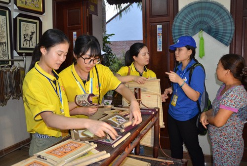 Các đại biểu tham quan tham quan làng tranh Đông Hồ, Bắc Ninh. Ảnh: Nguyễn Trường
