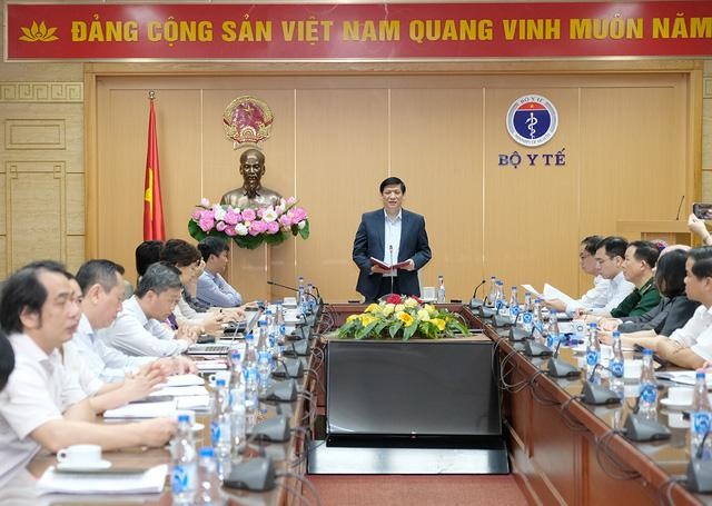 Bộ trưởng Bộ Y tế: Rất khó kiểm soát dịch COVID-19 trong năm 2021