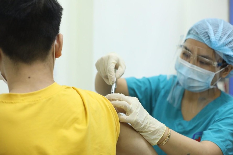 Thứ trưởng Bộ Y tế: Tiêm vắc xin ngừa COVID cho trẻ em sẽ thực hiện từng bước, thận trọng