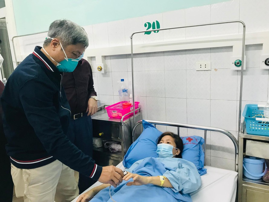 Thứ trưởng Nguyễn Trường Sơn thăm bệnh nhân bị tai biến do tiêm vắc xin phòng COVID-19.