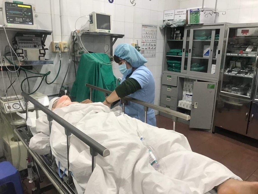 Bệnh nhân chấn thương sọ não được chăm sóc tại phòng hồi sức cấp cứu BV Việt Đức