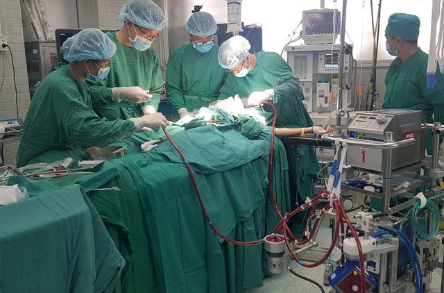 Phi công người Anh tiên lượng xấu, hai người muốn hiến phổi cứu bệnh nhân