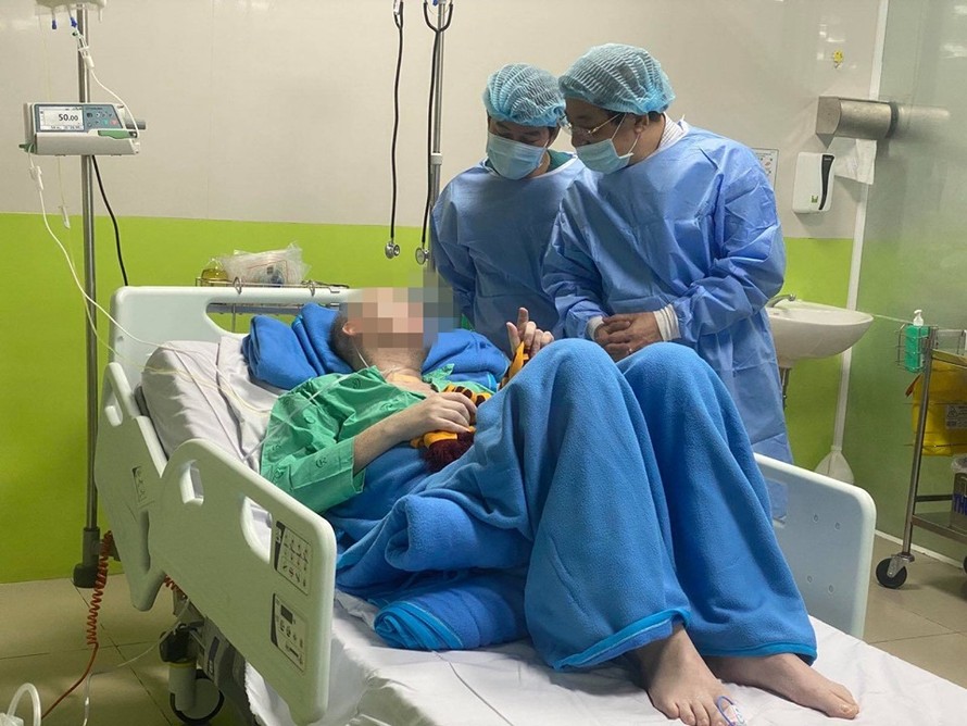 Bệnh nhân phi công người Anh nói lời cảm ơn bác sĩ Việt Nam