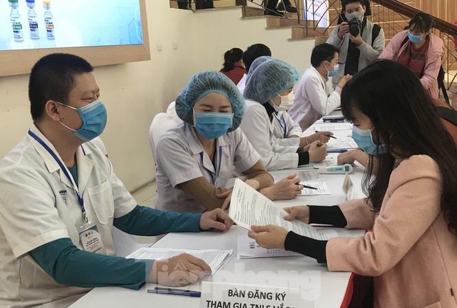 3 người đầu tiên thử nghiệm vắc-xin ngừa COVID-19 tại Việt Nam được tiêm mũi thứ hai