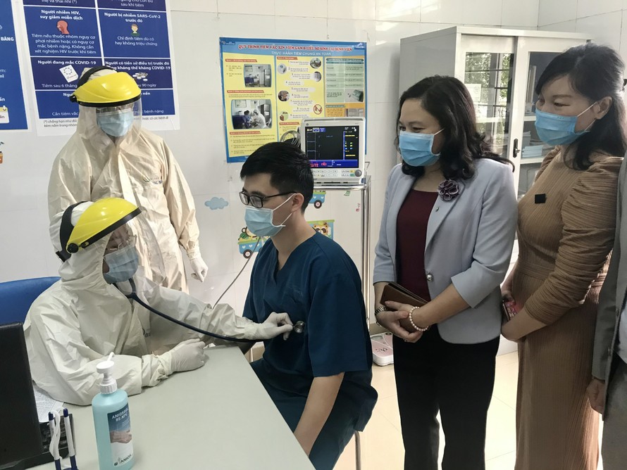 Quảng Ninh bắt đầu tiêm vắc xin ngừa COVID-19