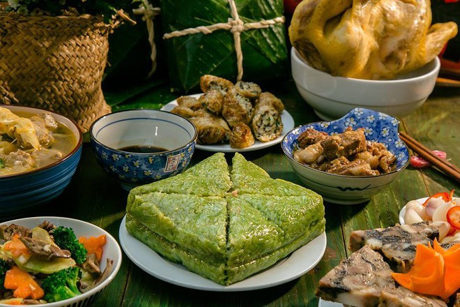 Tết là dịp lễ quan trọng nhất trong năm của người Việt. Đặc biệt, món ăn cổ truyền Tết là một phần không thể thiếu trong bữa cơm ngày Tết. Hình ảnh những món ăn truyền thống như thịt kho tàu, bánh chưng, canh măng, dưa hành sẽ khiến bạn cảm thấy ấm cúng và đậm chất truyền thống hơn bao giờ hết.