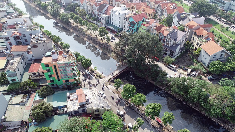 Sông Tô Lịch là một trong những con sông lớn ở Hà Nội, nguồn cung cấp nước sạch cho hàng triệu người dân. Hãy xem hình ảnh về nhà máy xử lý và ban quản lý của sông để biết thêm về những công việc đang được thực hiện để bảo vệ môi trường.