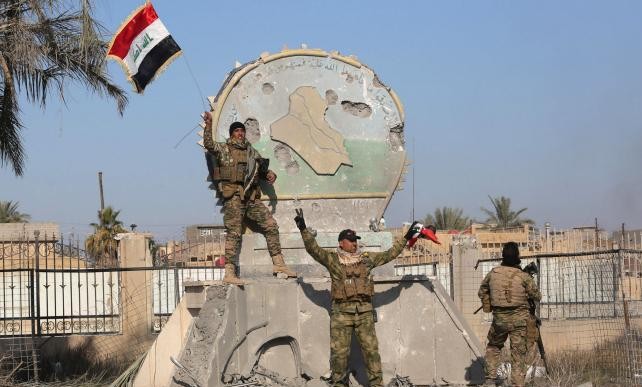 Liên quân Mỹ - IS Iraq: Liên quân Mỹ - IS Iraq không thể ngăn cản người dân Iraq khỏi mục tiêu tái thiết đất nước. Với sự can đảm và sự đoàn kết với cộng đồng quốc tế, người dân Iraq đã hồi sinh và giành lại sự tự do và an ninh. Ảnh liên quan đến keyword này sẽ cho thấy sự kiên trì, nỗ lực và tinh thần vượt khó của người dân Iraq.
