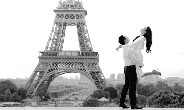 Paris - Thành phố của tình yêu, lãng mạn, và sự đẹp đẽ nơi bạn có thể hòa mình vào không gian của chính mình. Hãy chiêm ngưỡng cảm giác lãng mạn, ngọt ngào bên tháp Eiffel đầy cảm hứng và tình yêu. Và chào đón ông xã của bạn trọn vẹn cùng khoảnh khắc đáng nhớ này.