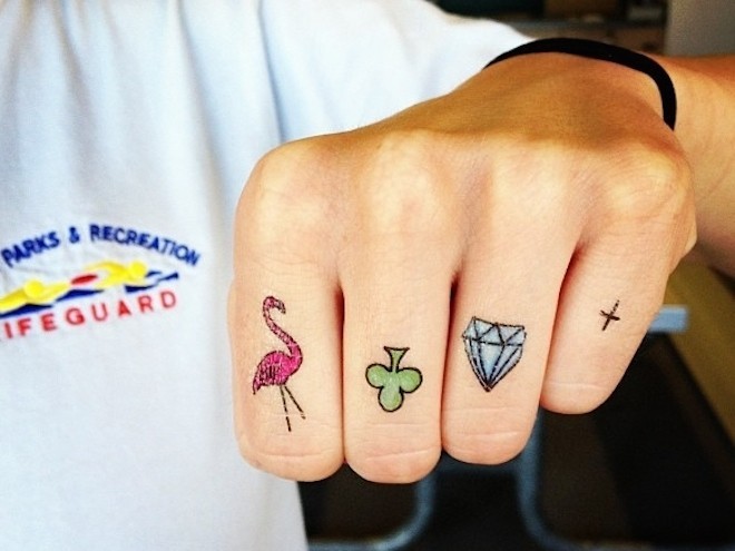 Trào lưu xăm ngón tay: Với trào lưu xăm ngón tay đang trở nên phổ biến, bạn có thể thể hiện tính cá nhân của mình một cách độc đáo bằng những hình xăm nhỏ và tinh tế. Notaati Tattoo sẽ cung cấp cho bạn những lựa chọn thiết kế tuyệt vời cho phong cách xăm ngón tay của bạn.
