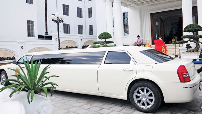 Siêu xe limousine là biểu tượng của sự xa hoa và đẳng cấp. Với những hình ảnh về siêu xe limousine, bạn sẽ cảm nhận được sự hoành tráng và đẳng cấp của những chiếc xe này trên con đường. Khám phá ngay để tưởng tượng về những phút giây được trải nghiệm trên các loại siêu xe limousine này.