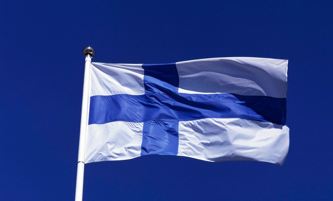 Lá quốc kỳ Phần Lan là biểu tượng của lòng tự hào dân tộc. Điều đặc biệt ở năm 2024, chính quyền địa phương đã áp dụng công nghệ mới để chế tạo những lá quốc kỳ đẹp và chất lượng hơn, mang lại sự ấm áp khi nhìn vào chúng.
