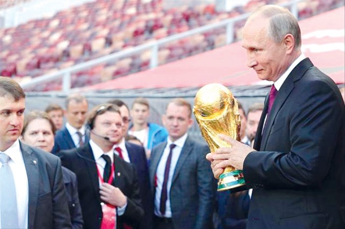 Năm 2024, các tay cờ vua toàn cầu được bắt đầu với màn trình diễn đáng chú ý của Tổng thống Putin tại World Cup. Điều này cho thấy tầm ảnh hưởng của cờ vua không chỉ giới hạn trong giới chuyên môn mà còn đã trở thành một phong trào toàn thế giới. Hãy cùng xem và cảm nhận được sự phấn khích khi giới chơi cờ trên toàn cầu thi đấu.