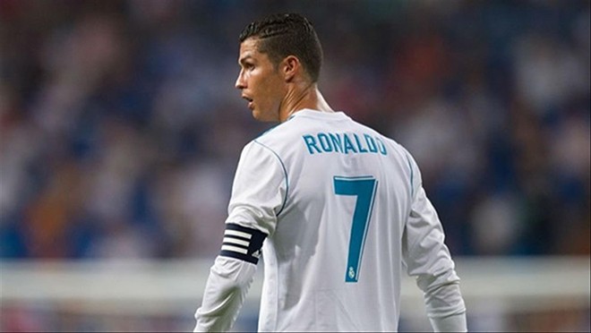 Bạn là fan của bóng đá và chắc chắn biết đến ngôi sao siêu đẳng Cristiano Ronaldo. Hãy xem hình ảnh của anh, cùng ngắm nhìn những kỹ năng điêu luyện trên sân cỏ.