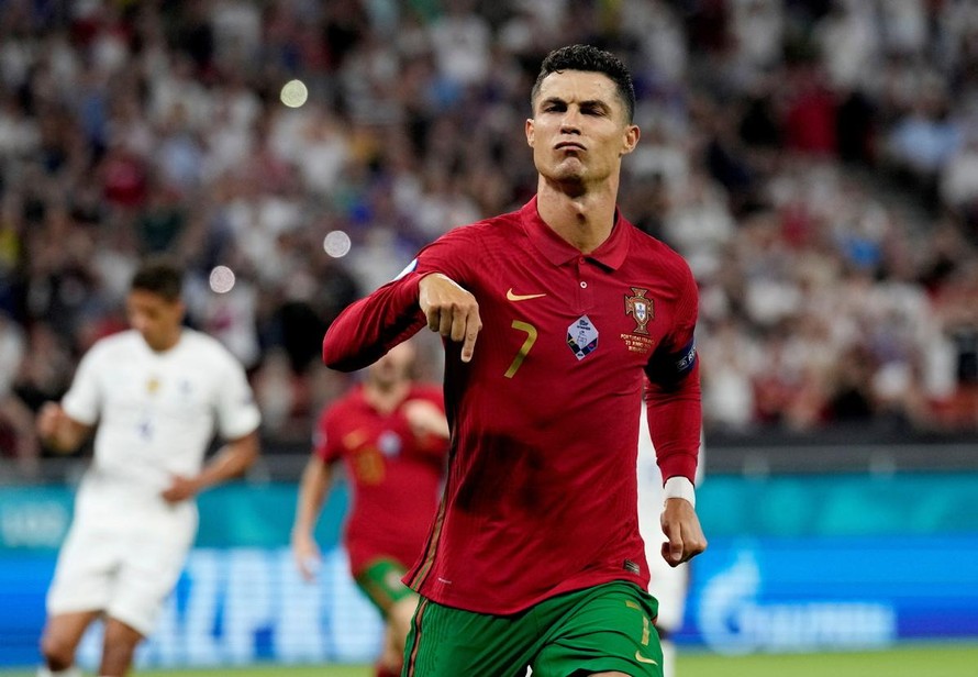 Bồ Đào Nha đã có một chiến thắng đầy thuyết phục và Ronaldo đã ghi một hat-trick đầy ấn tượng. Bạn không thể bỏ lỡ những hình ảnh đẹp của Ronaldo trong trận đấu này. Hãy làm avatar Ronaldo và chia sẻ niềm hạnh phúc với tất cả fan bóng đá trên toàn thế giới. Và đừng quên cổ vũ cho Ronaldo và đội tuyển Bồ Đào Nha cho những trận đấu tiếp theo.