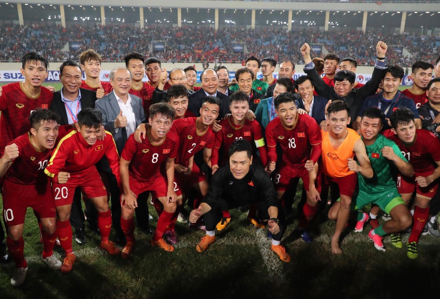 Điều lịch sử đã được tạo nên khi đội tuyển bóng đá Việt Nam giành được chiến tích lịch sử tại giải đấu quốc tế. Hãy xem hình ảnh để ủng hộ và khích lệ cho những người hùng của đội tuyển.