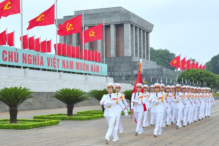 Cận vệ Lăng: Hãy tưởng tượng mình đang là cận vệ của Lăng Chủ tịch Hồ Chí Minh - một công việc rất đặc biệt và trang trọng. Bên cạnh việc bảo vệ di sản văn hóa lịch sử, bạn còn được chiêm ngưỡng những kiến trúc độc đáo và đẹp mắt của công trình này.