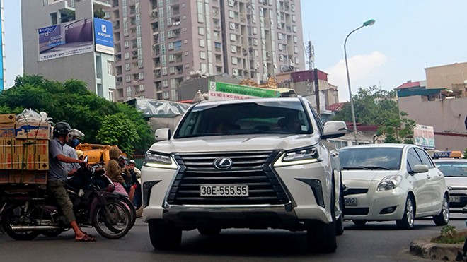 Tận thấy những biển số ô tô siêu đẹp trên đường phố Hà thành