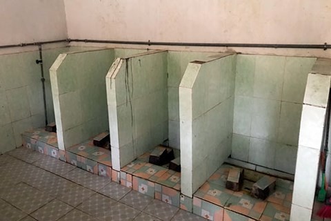 Nhà vệ sinh ở trường - Hãy cùng đến với những tòa nhà trường học mới và tận hưởng những nhà vệ sinh tuyệt vời bên trong. Chúng tôi cam kết đem đến cho học sinh những cơ sở vật chất đầy đủ, bao gồm cả những chi tiết nhỏ nhất như các loại giấy vệ sinh cao cấp và những chất khử trùng tự nhiên.