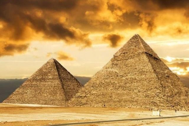 Kim tự tháp Ai Cập là một trong những kỳ quan thế giới được xây dựng cách đây hơn 4000 năm. Hiện tại, nó vẫn là một địa danh nổi tiếng, thu hút du khách từ khắp nơi trên thế giới đến để chiêm ngưỡng. Hãy xem hình ảnh về Kim tự tháp để tận hưởng vẻ đẹp tuyệt vời của công trình này.