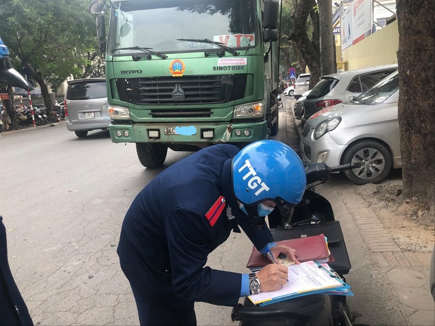 Bảo kê\' xe tải ở Hà Nội, trục lợi hơn 6 tỷ đồng