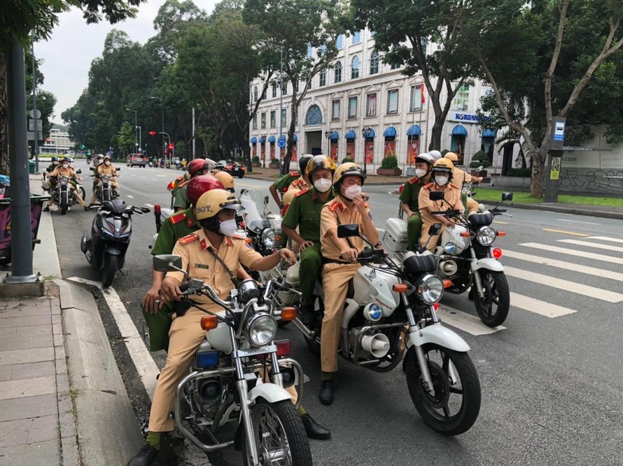 Công an thành phố Hồ Chí Minh luôn dành sự quan tâm đặc biệt đến nhu cầu an ninh và trật tự của người dân. Để đảm bảo an toàn tuyệt đối cho cộng đồng, các đội tuần tra đều hoạt động 24/24 giờ. Nếu bạn cảm thấy khó chịu, lo lắng hay gặp phải tình huống bất thường, hãy yên tâm liên hệ với chúng tôi. Chúng tôi sẵn lòng hỗ trợ bạn mỗi khi cần thiết.
