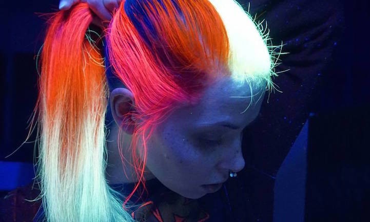 Giới trẻ toàn cầu đang đua nhau nhuộm tóc phát sáng, tạo nên phong cách mới lạ và ấn tượng. Những kiểu tóc này đang làm mưa làm gió trên mạng xã hội, hãy cùng xem hình ảnh để biết thêm chi tiết.