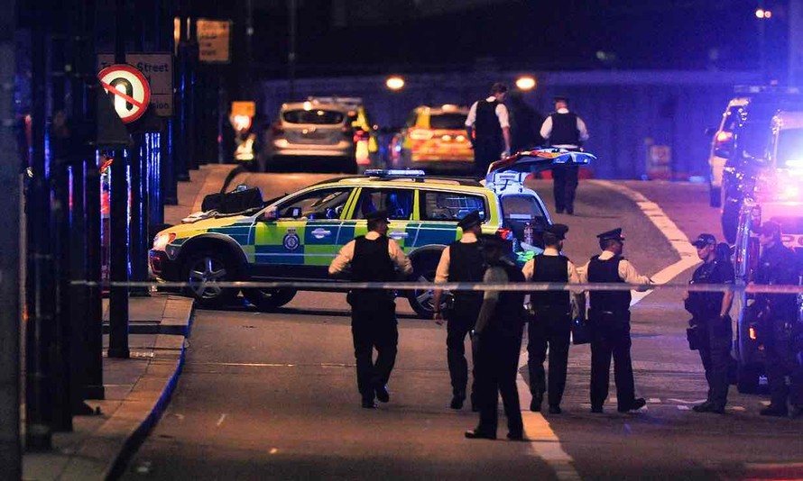Dù bị đối mặt với hoàn cảnh khó khăn, thành phố London vẫn tỏ ra mạnh mẽ và đoàn kết hơn bao giờ hết. Hãy xem hình ảnh để cảm nhận sự kiện này và những nỗ lực của các chuyên gia an ninh cùng cảnh sát để giữ an toàn cho mọi người.