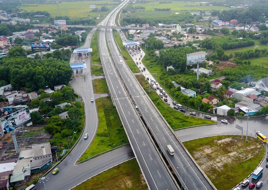 Đầu tư công vào tuyến cao tốc Bắc-Nam Bình Định, Phú Yên đang mở ra một kỷ nguyên mới về giao thông, giúp kết nối các khu vực tập trung kinh tế, đồng thời thu hút đầu tư và phát triển kinh tế địa phương, tạo ra nhiều tiềm năng và cơ hội mới.