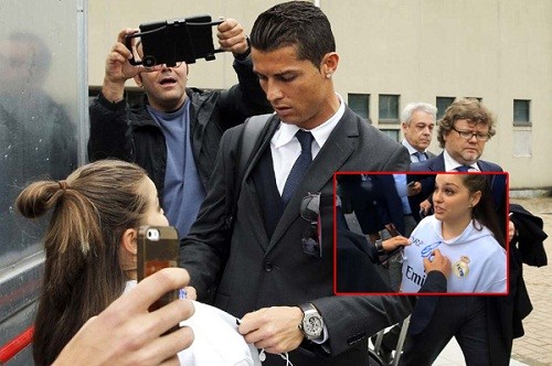Fan nữ, Ronaldo, ký vào ngực: Các fan nữ yêu thích Cristiano Ronaldo sẽ không thể bỏ lỡ chùm ảnh hấp dẫn khi Ronaldo ký tặng các fan nữ trên ngực của họ trong buổi gặp gỡ cuối cùng ở thành phố của anh ta.