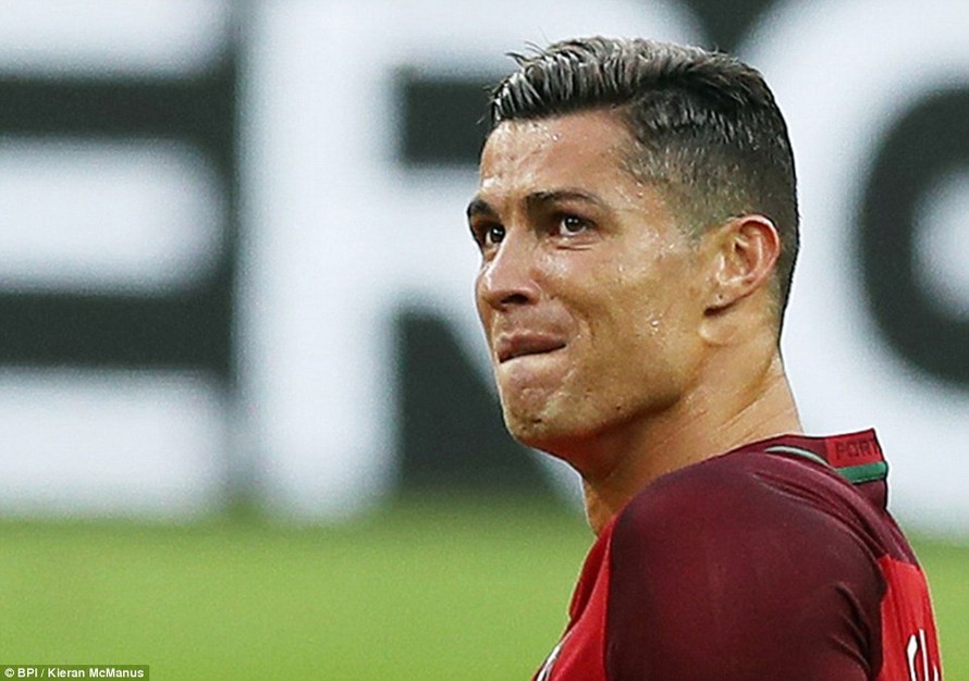 Ronaldo bật khóc - Chị gái Ronaldo: Quá nhiều cảm xúc khi Ronaldo bật khóc trong tình huống này. Điều gì đã xảy ra để anh trở nên đầy xúc động sau khi gặp chị gái của mình? Hãy xem hình ảnh để tìm hiểu chi tiết.