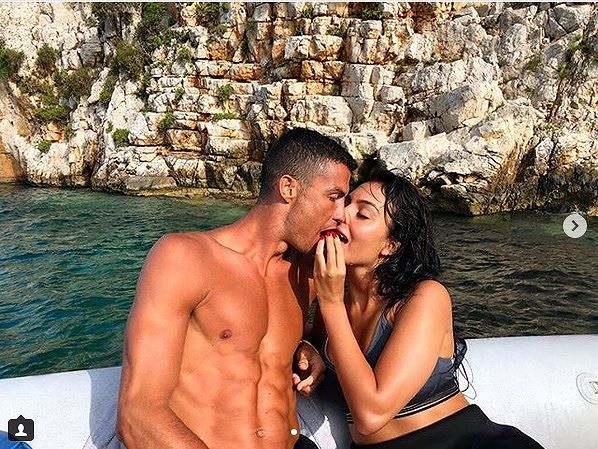 Hôm nay, Ronaldo kết hôn! Hãy xem ảnh của vợ chồng anh ấy để chúc phúc cho tình yêu của họ và khám phá những khoảnh khắc đáng nhớ trong ngày trọng đại đó.