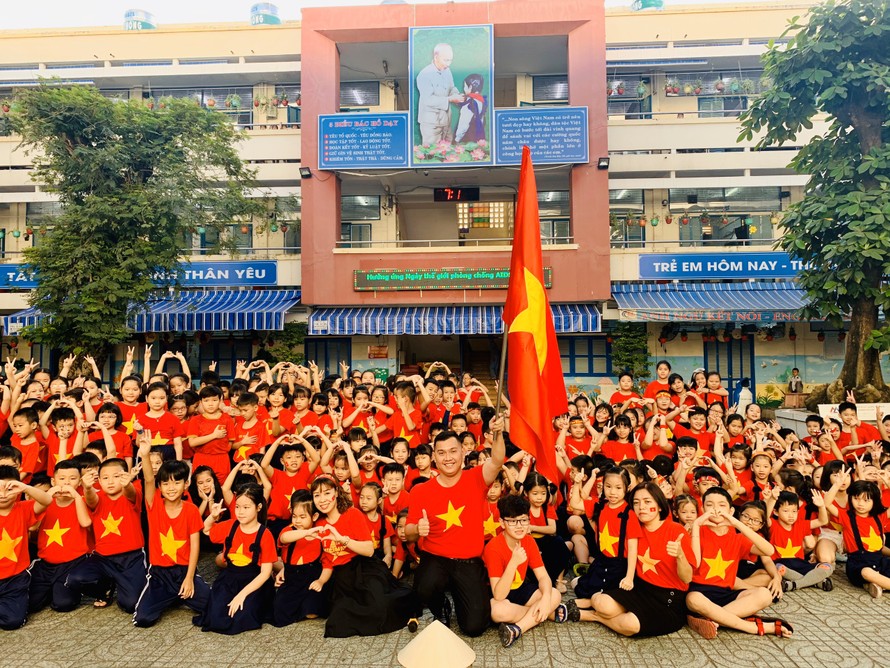 U22 áo cờ đỏ sao vàng TPHCM
U22 TPHCM - đội tuyển trẻ triển vọng của bóng đá Việt Nam. Áo đấu cờ đỏ sao vàng của đội bóng này được đánh giá cao về sự đơn giản và tinh tế trong thiết kế. Với màu đỏ nổi bật và họa tiết sao vàng có chữ Việt Nam, chiếc áo này thực sự là biểu tượng của lòng yêu nước và tinh thần chiến đấu quyết liệt. Hãy xem thêm hình ảnh tại đây để cảm nhận được giá trị của nó.