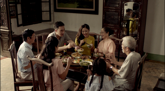 Một gia đình không thể vững vàng nếu thiếu đi tình cảm gắn kết. Xem hình ảnh gia đình ngồi cùng nhau ăn cơm, tươi cười, vui vẻ cùng nhau chia sẻ cuộc sống, cho thấy sự gắn kết tình cảm đặc biệt giữa các thành viên.