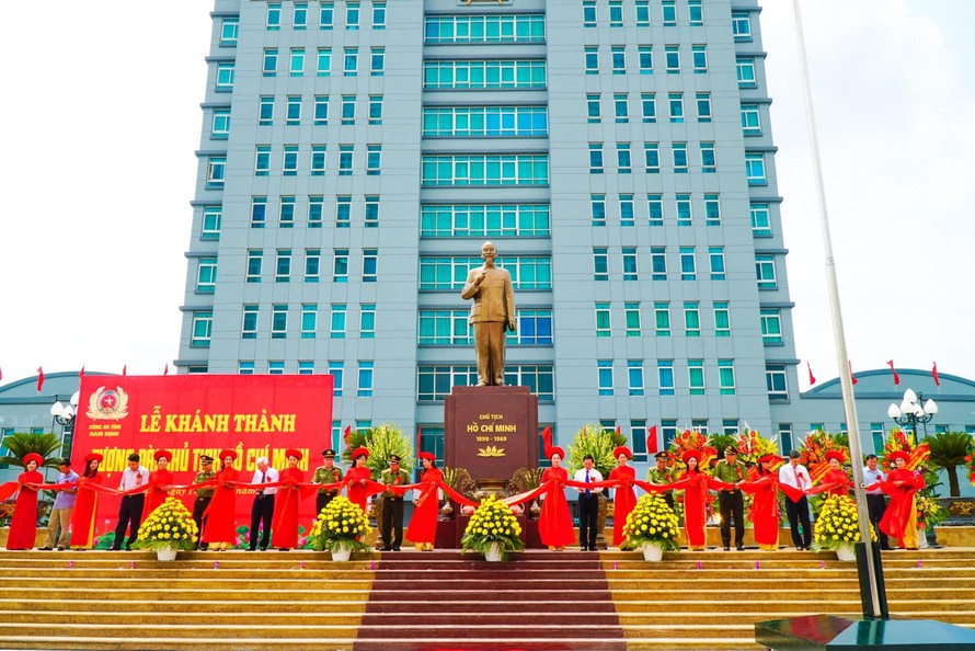 Tượng đài: Đẹp mắt và ma mị, hình ảnh này sẽ khiến bạn cảm thụ được giá trị tinh hoa văn hóa của dân tộc và tinh thần đấu tranh kiên cường của người Việt Nam.