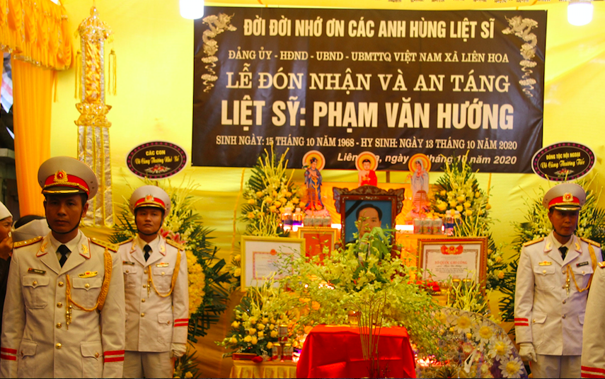 Liệt sỹ: Nâng niu kỷ niệm của các anh hùng liệt sỹ bằng cách đến thăm các bia đá tưởng niệm và ngôi đền đặc biệt dành cho những người đã hi sinh vì đất nước. Cảm nhận niềm tự hào của người Việt Nam về lịch sử và những nỗ lực của các chiến sĩ đã góp phần xây dựng đất nước.