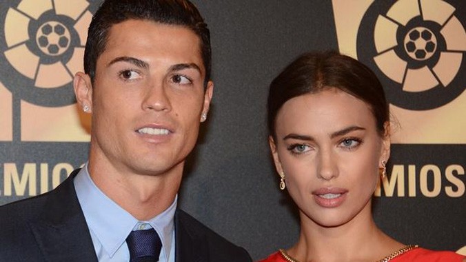 Ronaldo chia tay siêu mẫu Nga vì mẹ?