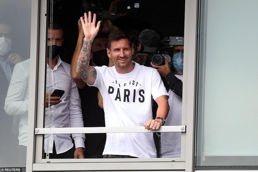 Không thể bỏ lỡ hình ảnh của Lionel Messi khi anh ấy chính thức gia nhập CLB Paris SG. Với sức mạnh và tài năng của mình, Messi sẽ tiếp tục làm nên chuyện ở đội bóng mới và chinh phục trái tim người hâm mộ.