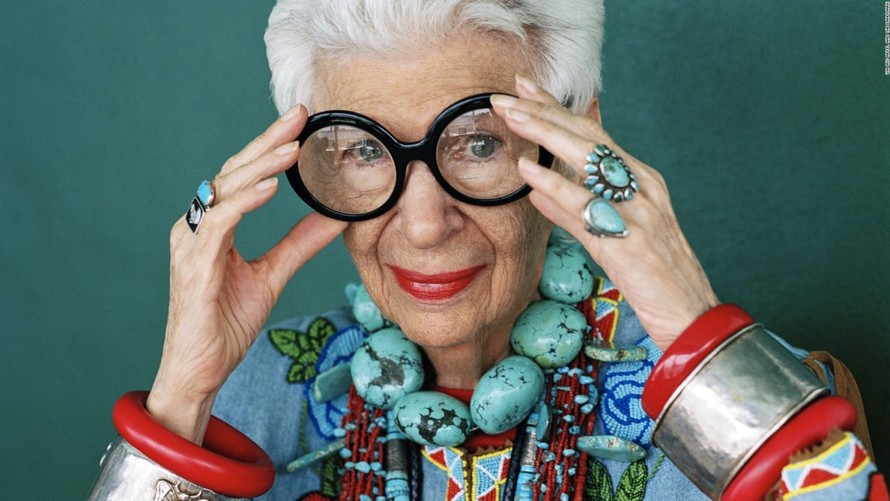 Biểu tượng thời trang 97 tuổi trở thành người mẫu già nhất thế giới
