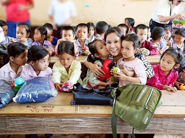 Sau liveshow, Việt Hương tiếp tục hành trình thiện nguyện