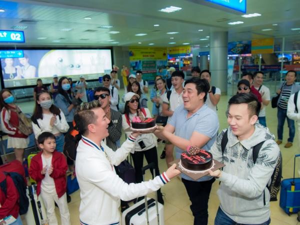 Clip: Mr Đàm tổ chức sinh nhật cho Dương Triệu Vũ ngay giữa sân bay