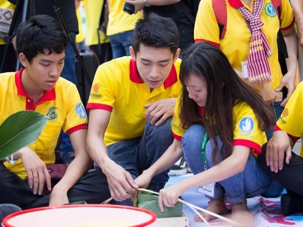 Quang Đăng, Á hậu Thùy Dung tiếp sức cho sinh viên tình nguyện