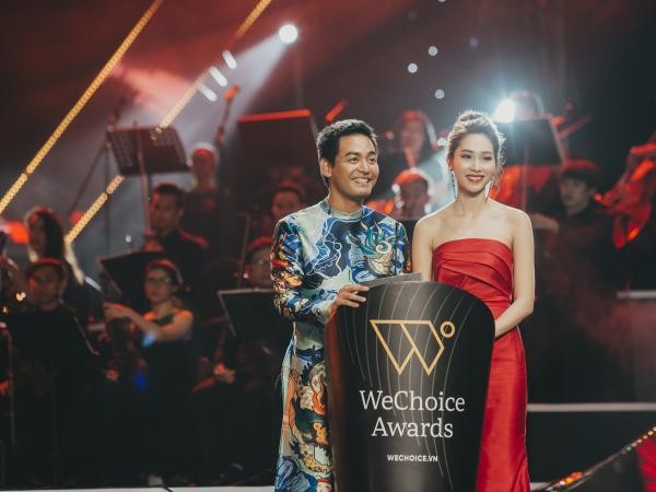 Hoa hậu Đặng Thu Thảo diện đầm đỏ rực rỡ đi trao giải thưởng "We Choice"